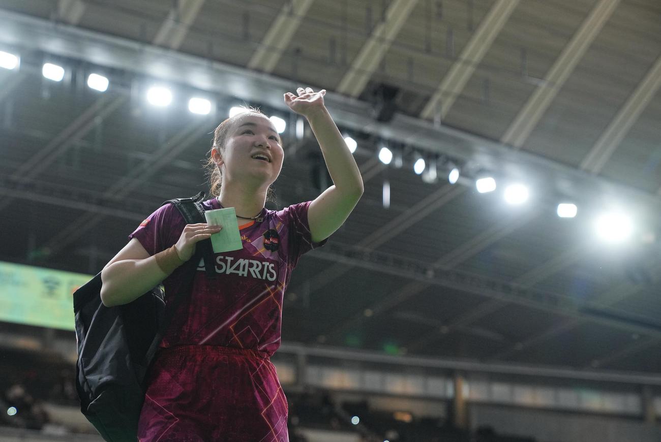 女子シングルス4回戦を突破し笑顔でスタンドに手を振る伊藤（撮影・垰建太）