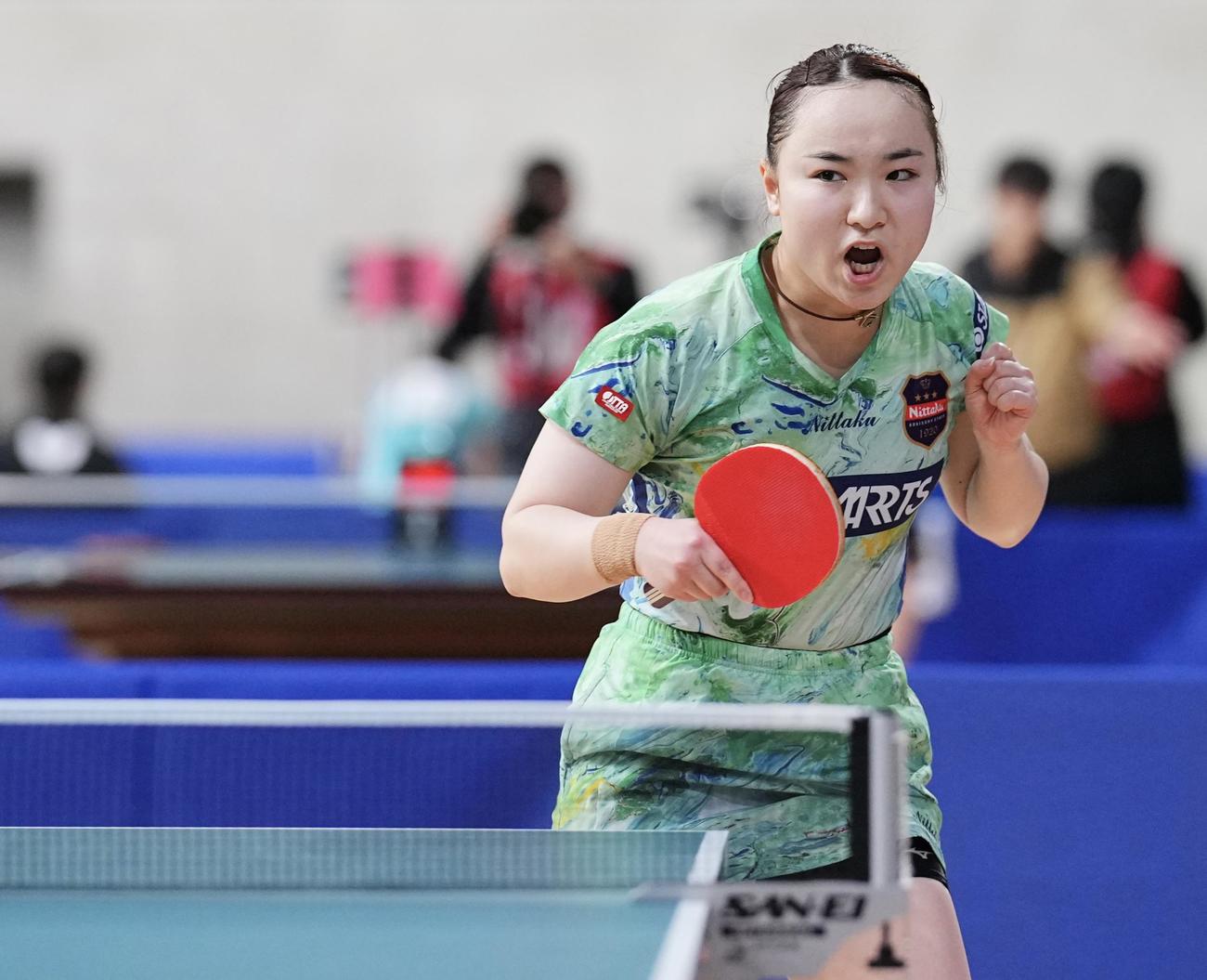 女子シングルス5回戦を戦う伊藤（撮影・垰建太）