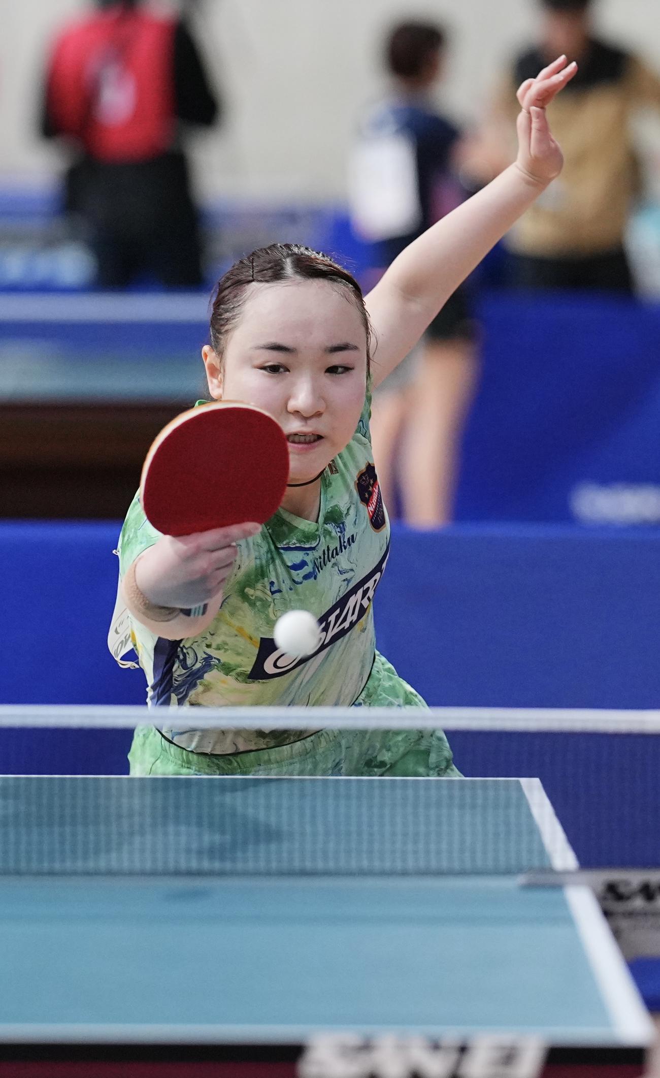 女子シングルス5回戦を戦う伊藤（撮影・垰建太）
