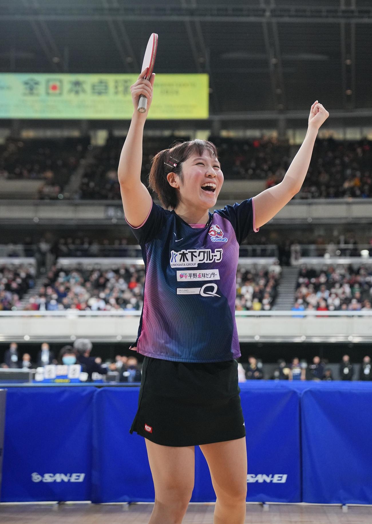 女子シングルス5回戦を突破しガッツポーズする平野（撮影・垰建太）