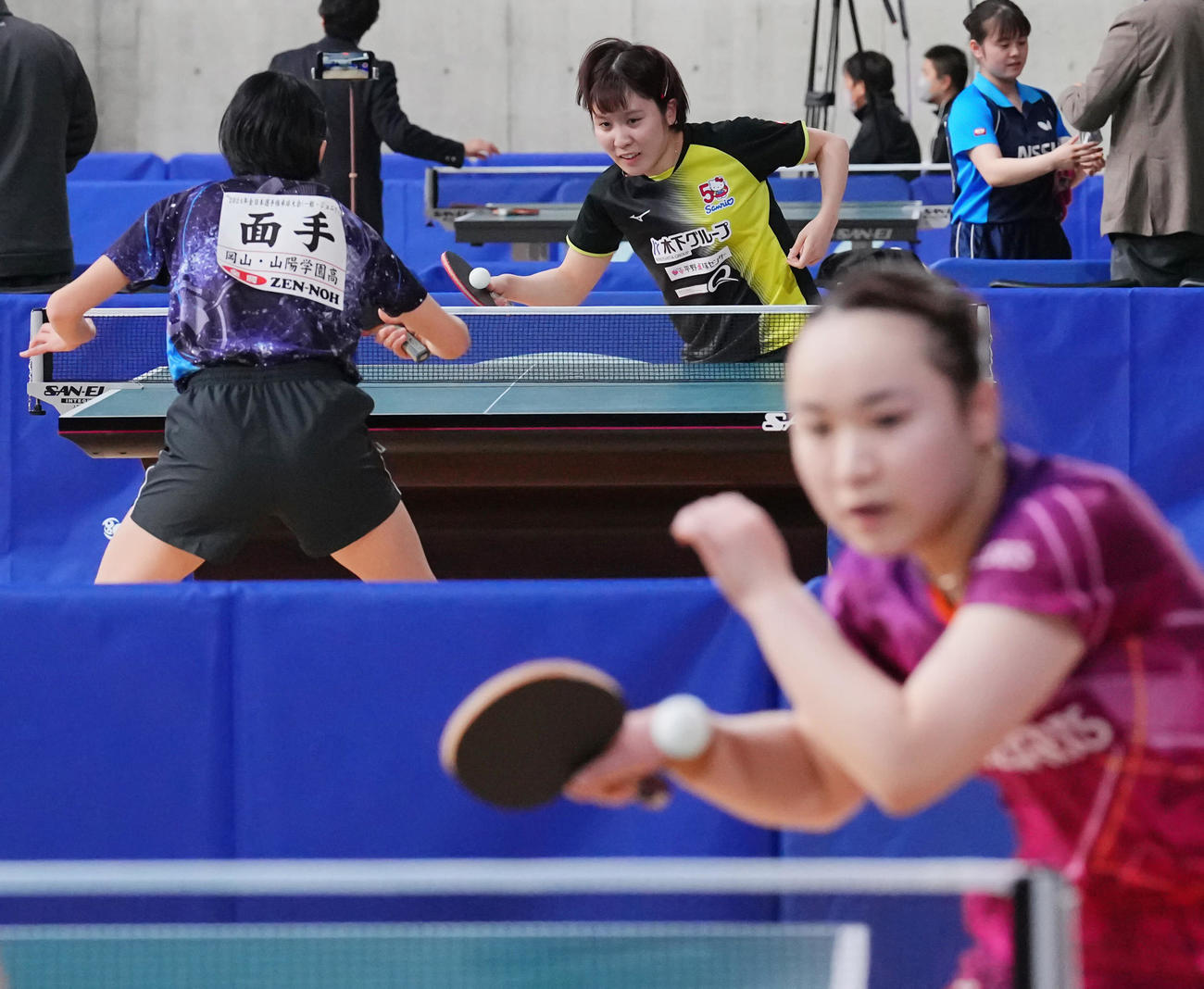 女子シングルス4回戦、伊藤（手前）の隣のコートで試合する平野（後方）（撮影・垰建太）