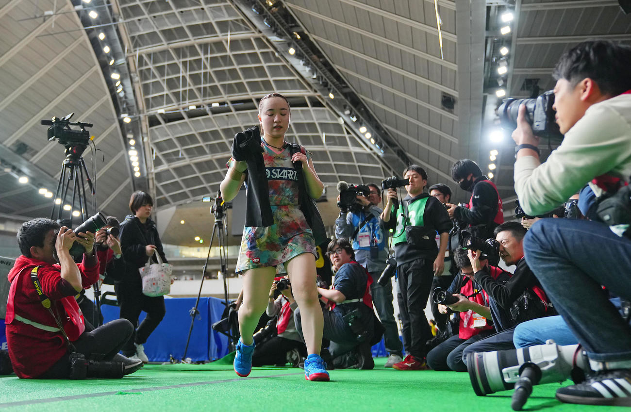 女子シングルス6回戦で敗れコートを後にする伊藤（撮影・垰建太）