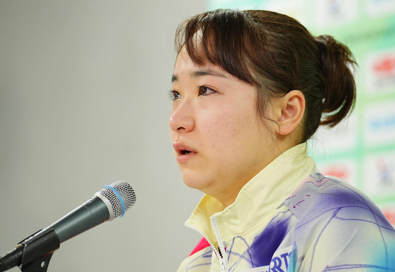 女子シングルス6回戦で敗れ会見で涙する伊藤（撮影・垰建太）