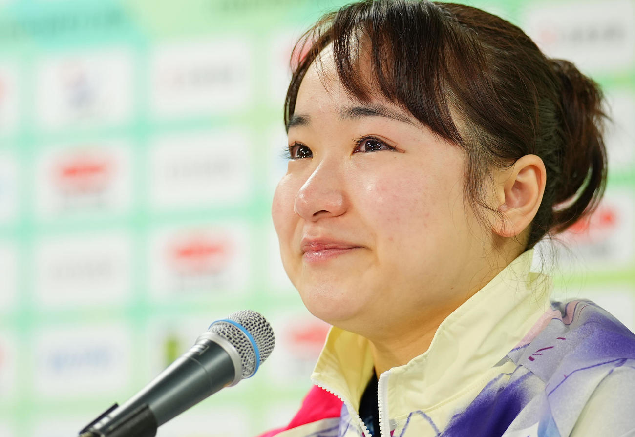 女子シングルス6回戦で敗れ会見で涙する伊藤（撮影・垰建太）