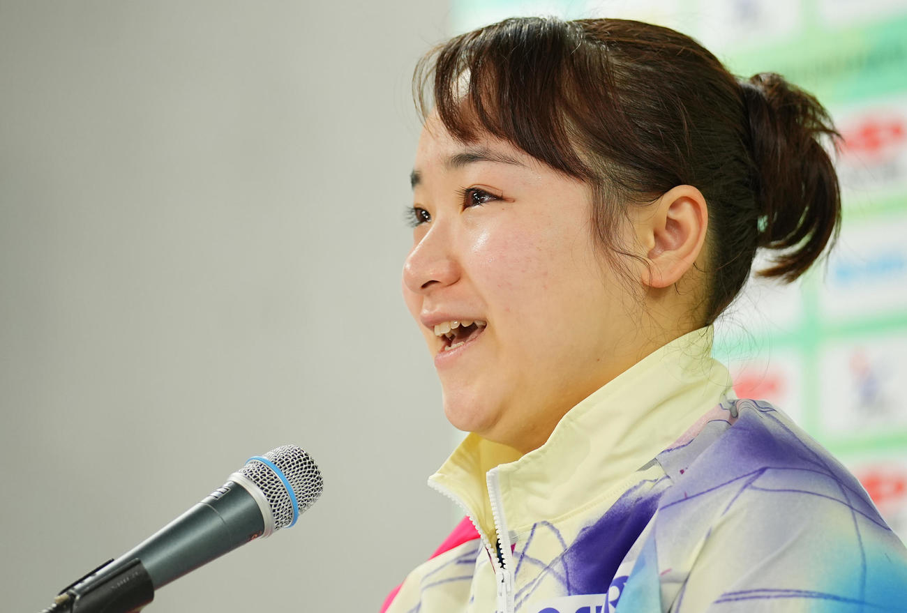 女子シングルス6回戦で敗れ会見で涙する伊藤（撮影・垰建太）