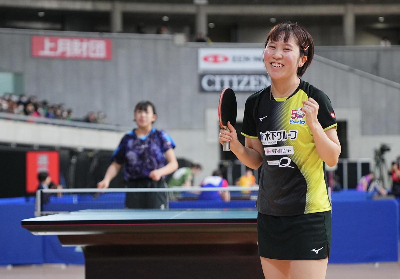 女子シングルス4回戦をフルセットの末、突破し笑顔でガッツポーズする平野（撮影・垰建太）