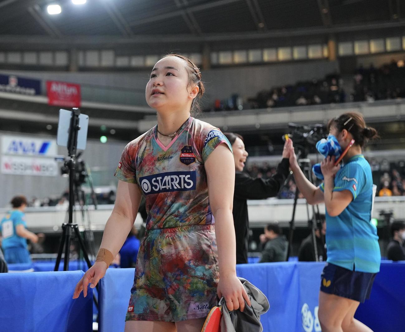 女子シングルス6回戦で敗れスタンドに頭を下げる伊藤（撮影・垰建太）