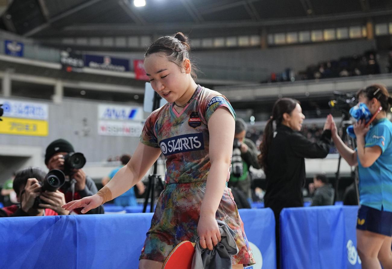女子シングルス6回戦で敗れスタンドに頭を下げる伊藤（撮影・垰建太）