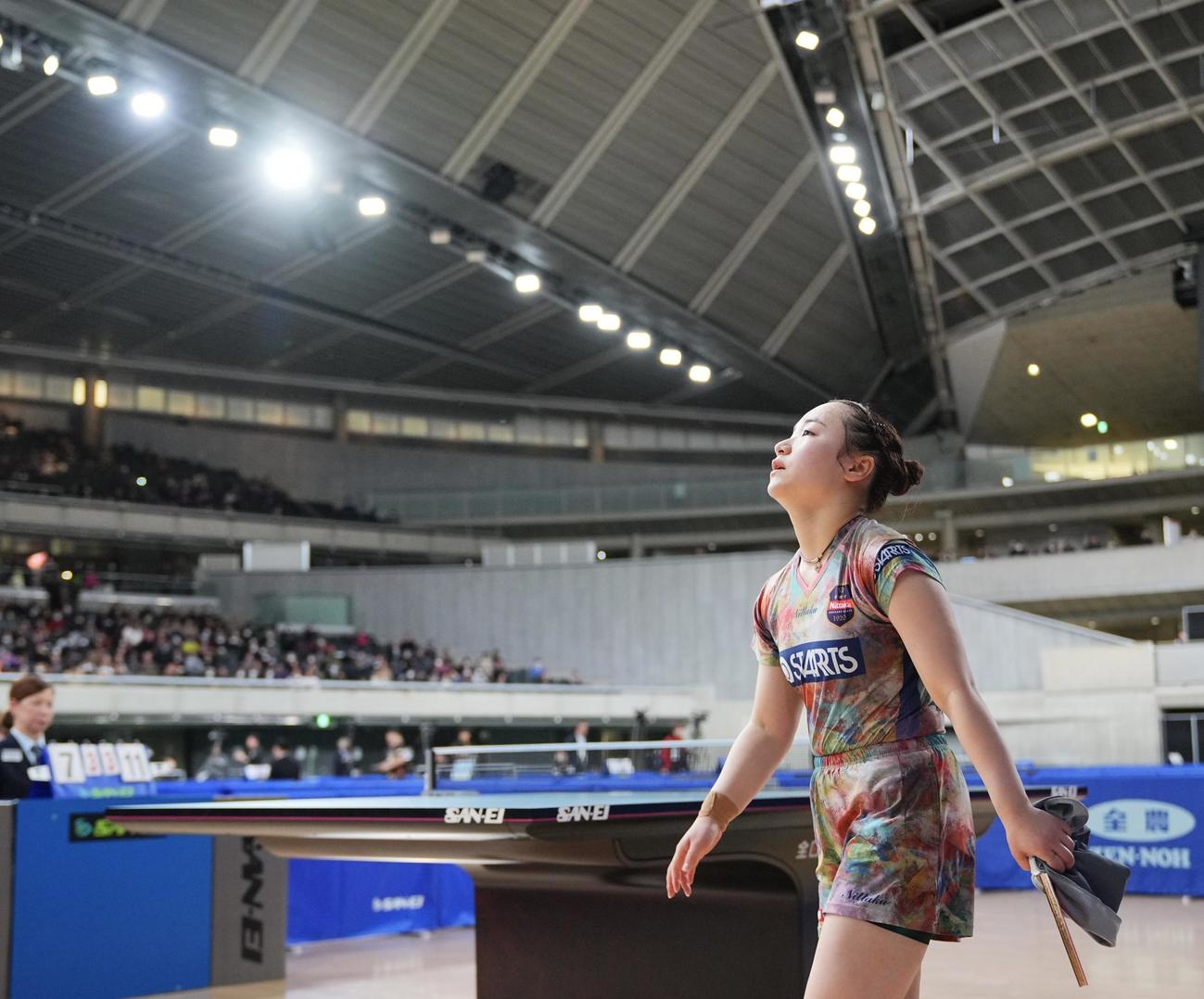 女子シングルス6回戦で敗れ天をあおぐ伊藤（撮影・垰建太）