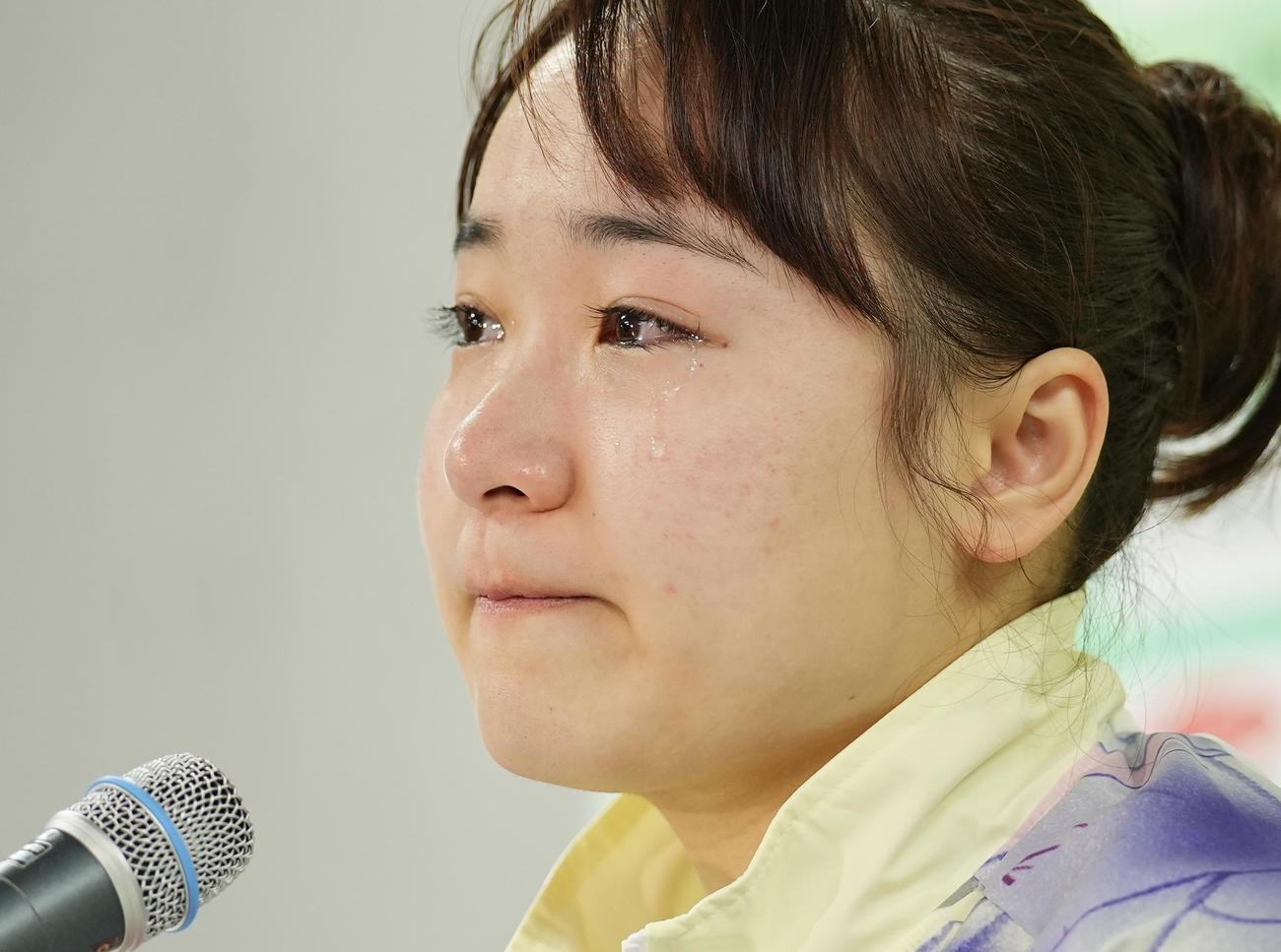 女子シングルス6回戦で敗れ試合後の会見で涙する伊藤（撮影・垰建太）