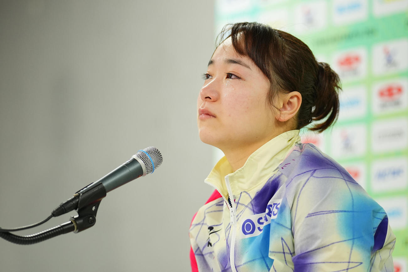 女子シングルス6回戦で敗れ会見で涙する伊藤（撮影・垰建太）