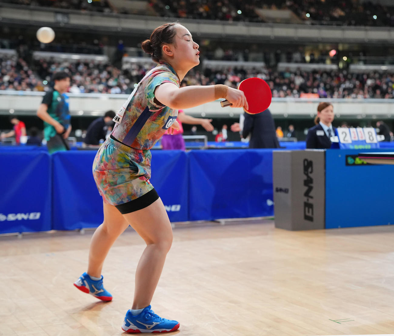 女子シングルス6回戦、ポイントを決められさえない表情の伊藤（撮影・垰建太）