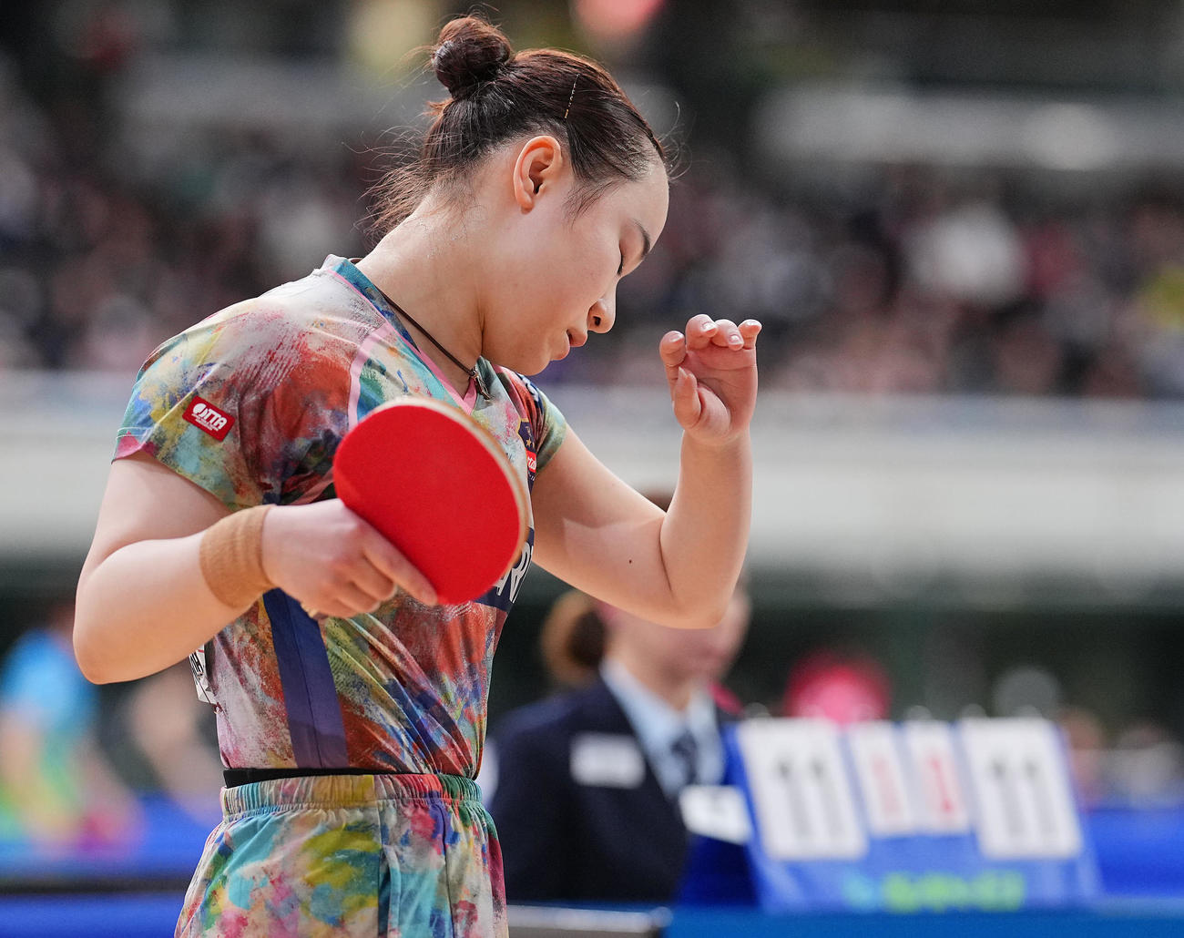 女子シングルス6回戦、ポイントを奪われ肩を落とす伊藤（撮影・垰建太）