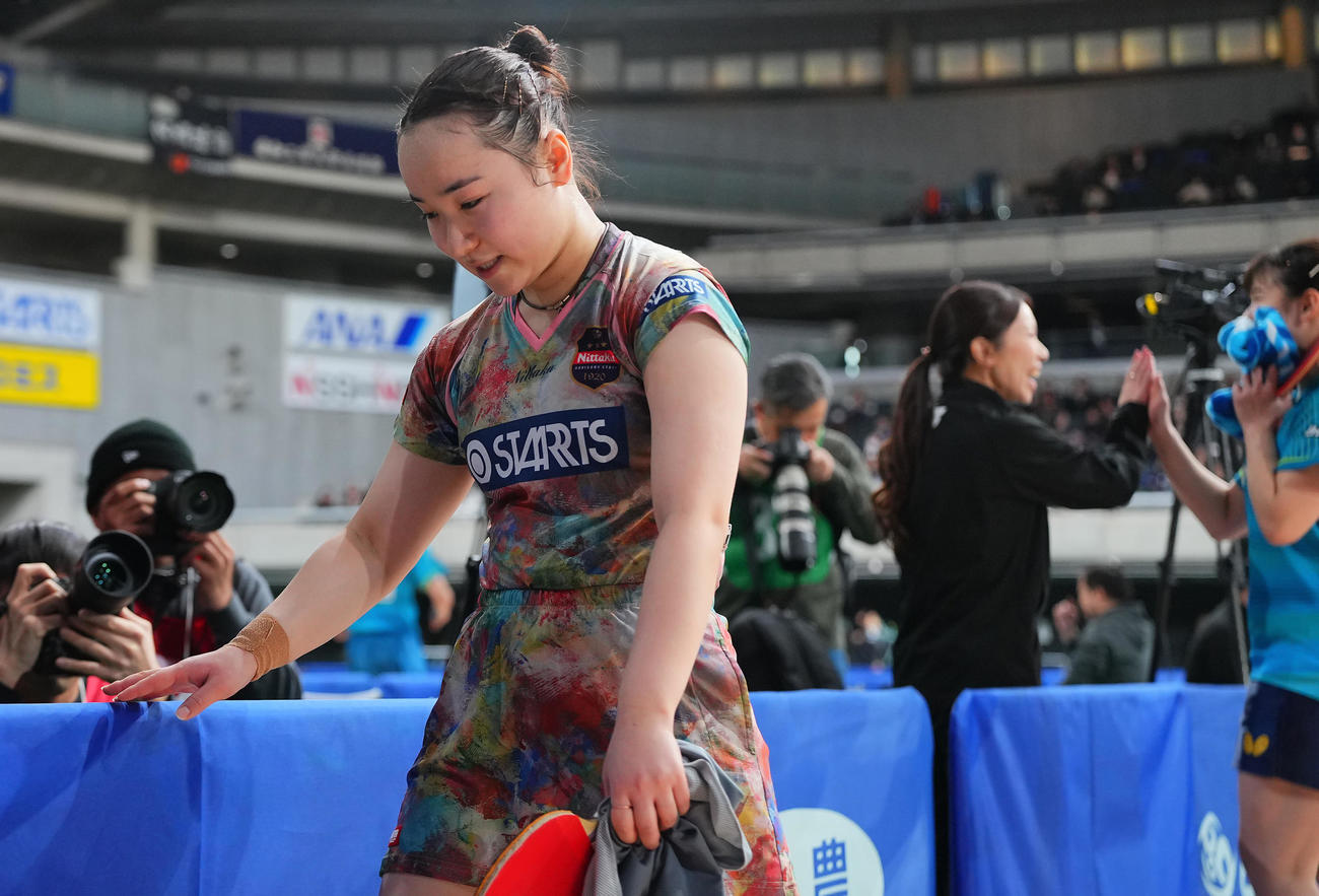 女子シングルス6回戦で敗れスタンドに頭を下げる伊藤（撮影・垰建太）