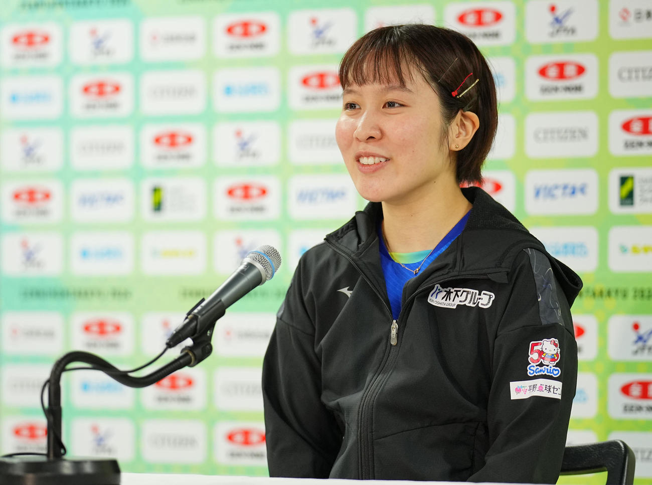 女子シングルス6回戦を突破し笑顔で会見に臨む平野（撮影・垰建太）