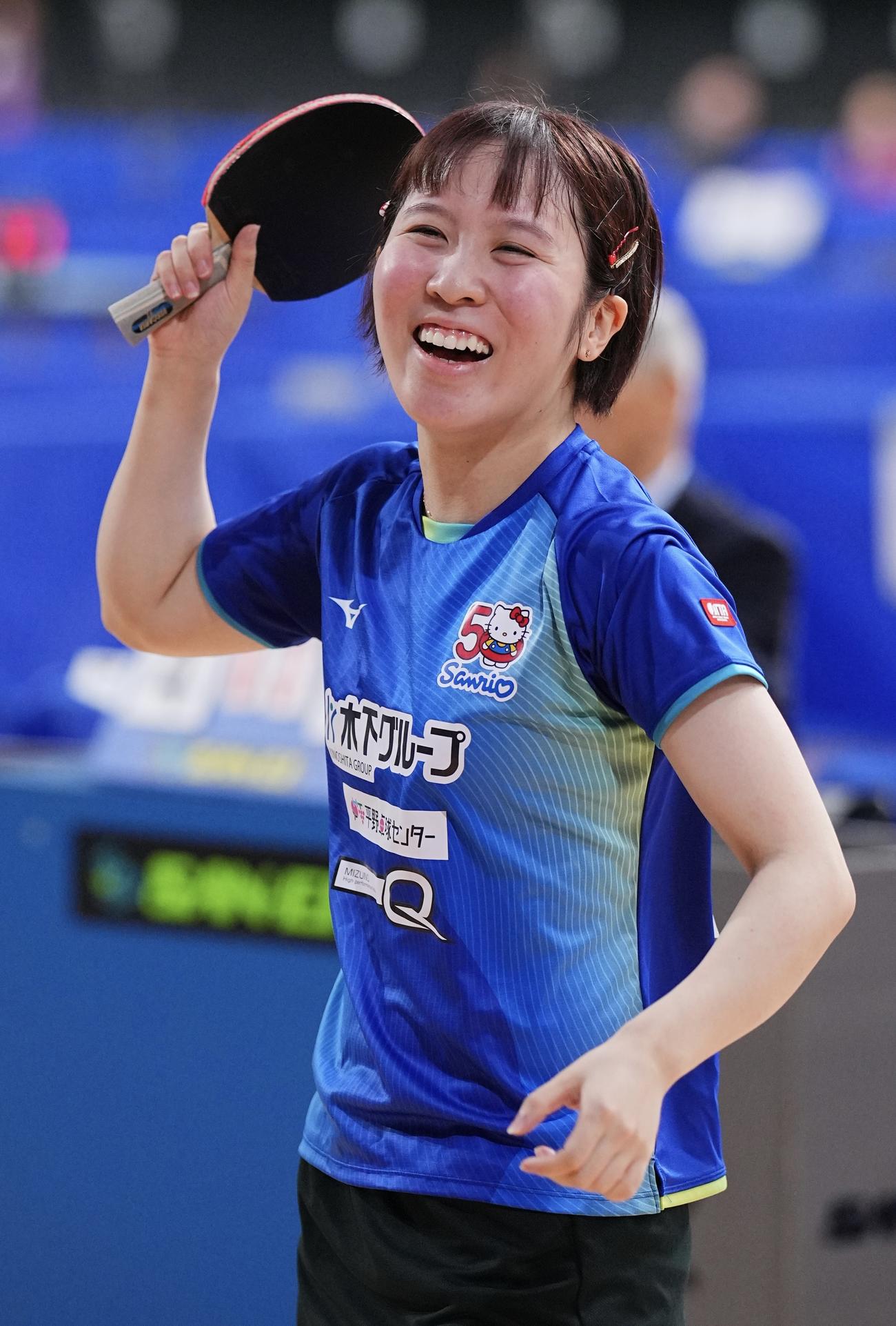 女子シングルス6回戦を突破しガッツポーズする平野（撮影・垰建太）