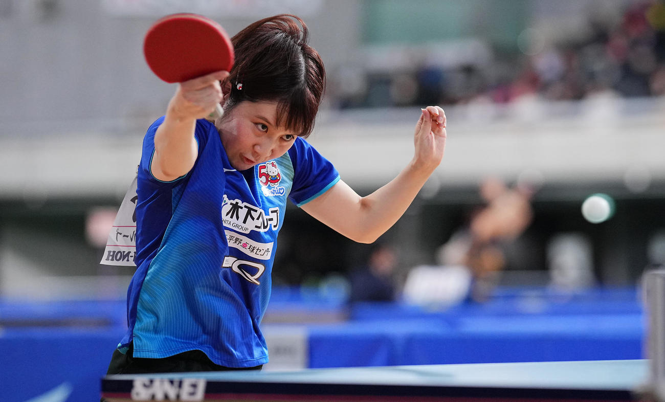 女子シングルス6回戦、ショットを放つ平野（撮影・垰建太）