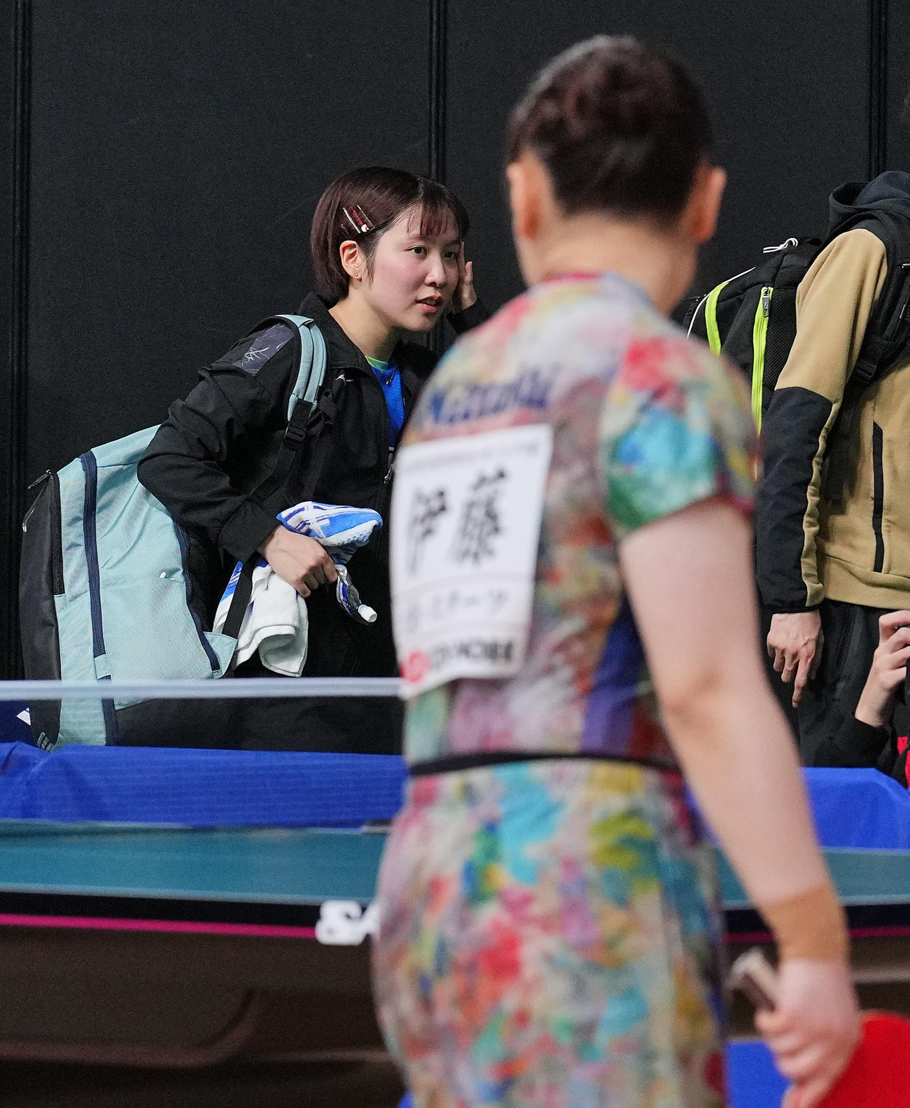 女子シングルス6回戦を突破し試合中の伊藤（手前）を横目に引き揚げる平野（撮影・垰建太）