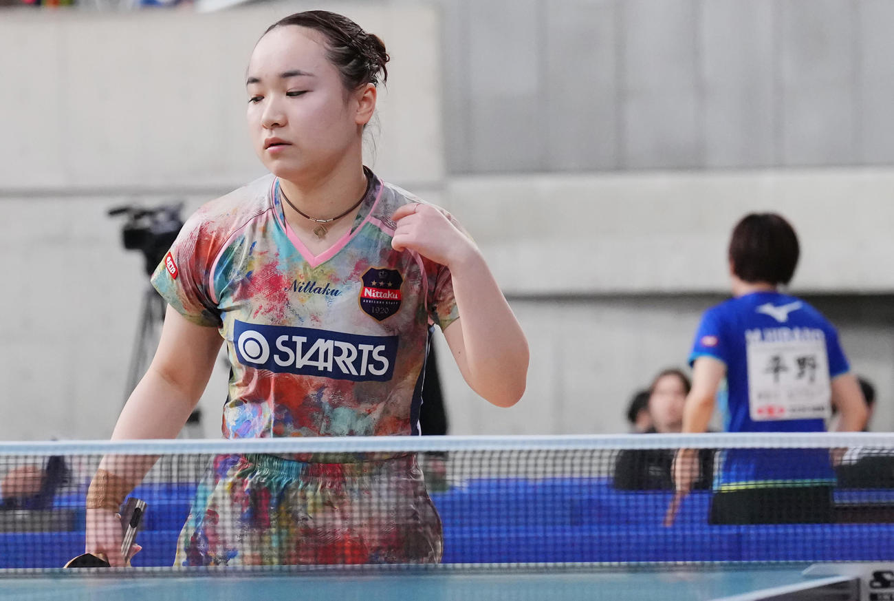 女子シングルス6回戦、ポイントを奪われさえない表情の伊藤。後方は平野（撮影・垰建太）