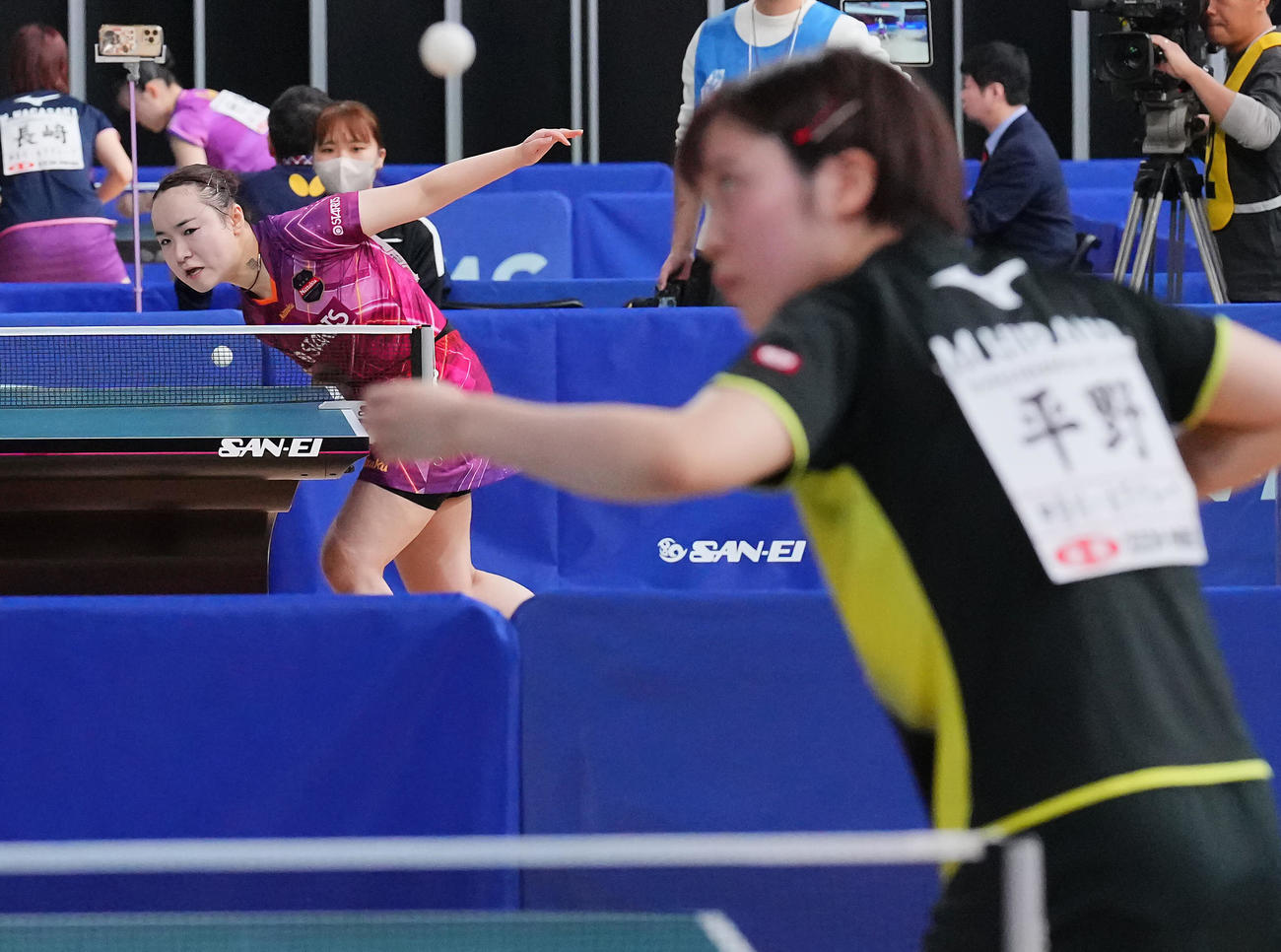 女子シングルス4回戦、平野（手前）の隣のコートで試合する伊藤（撮影・垰建太）