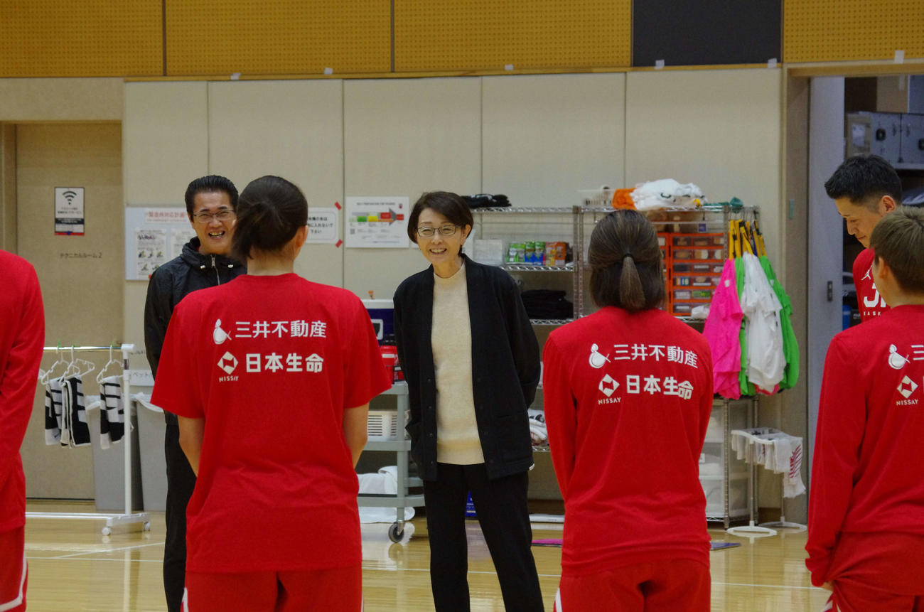 選手を笑顔で激励する日本バスケットボール協会の三屋会長
