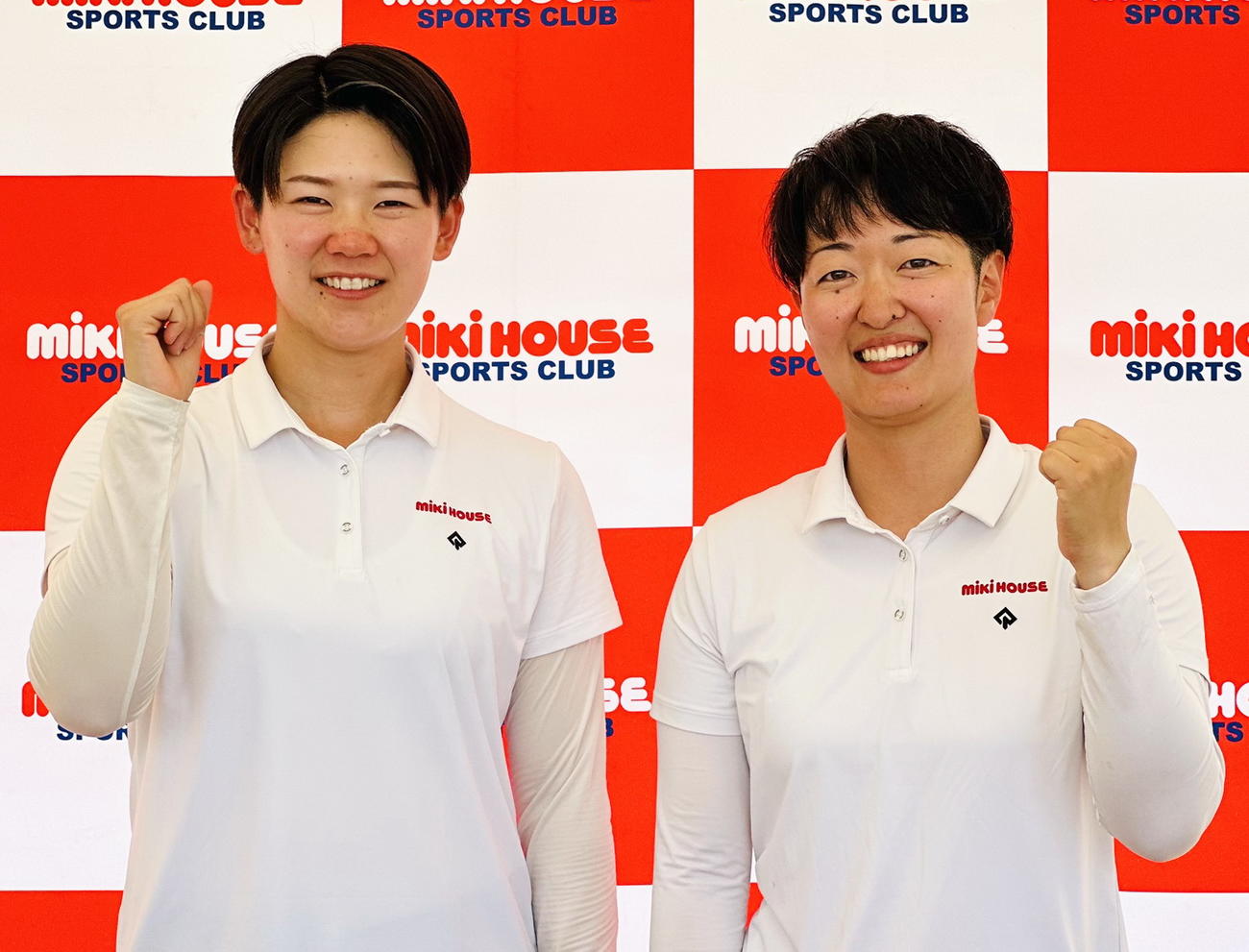 後輩・野田紗月（左）とポーズを決める杉本