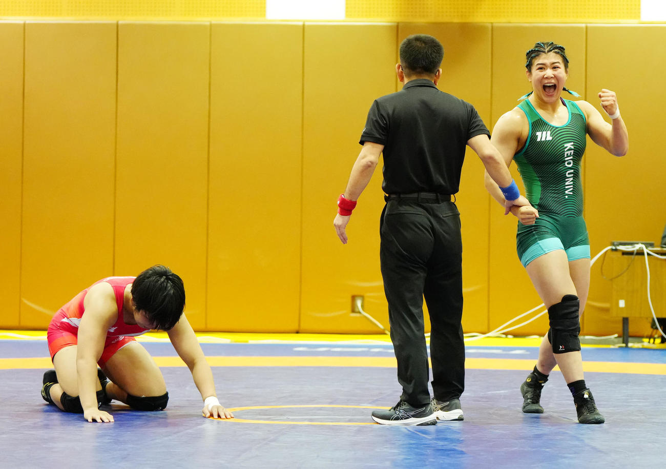 プレーオフで勝利し歓喜する尾崎（右）（撮影・江口和貴）