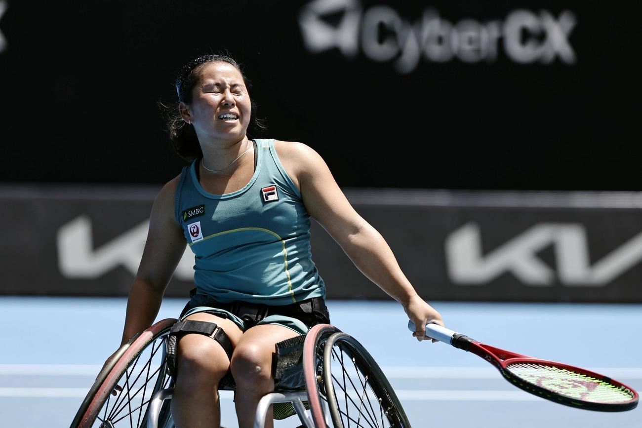車いすの部女子シングルス決勝でポイントを奪われ、顔をしかめる上地結衣（共同）