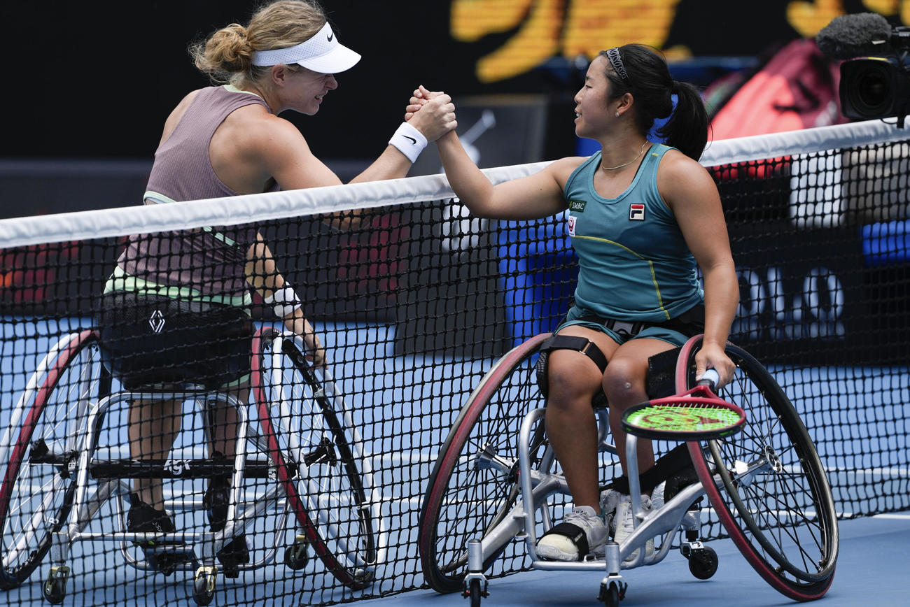 車いすの部女子シングルス決勝で敗れた上地結衣（右＝AP）