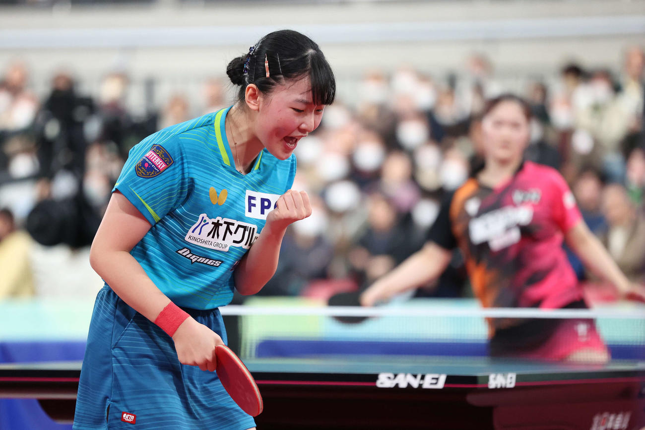 女子シングルス準々決勝、ポイントしガッツポーズする張本（撮影・河田真司）
