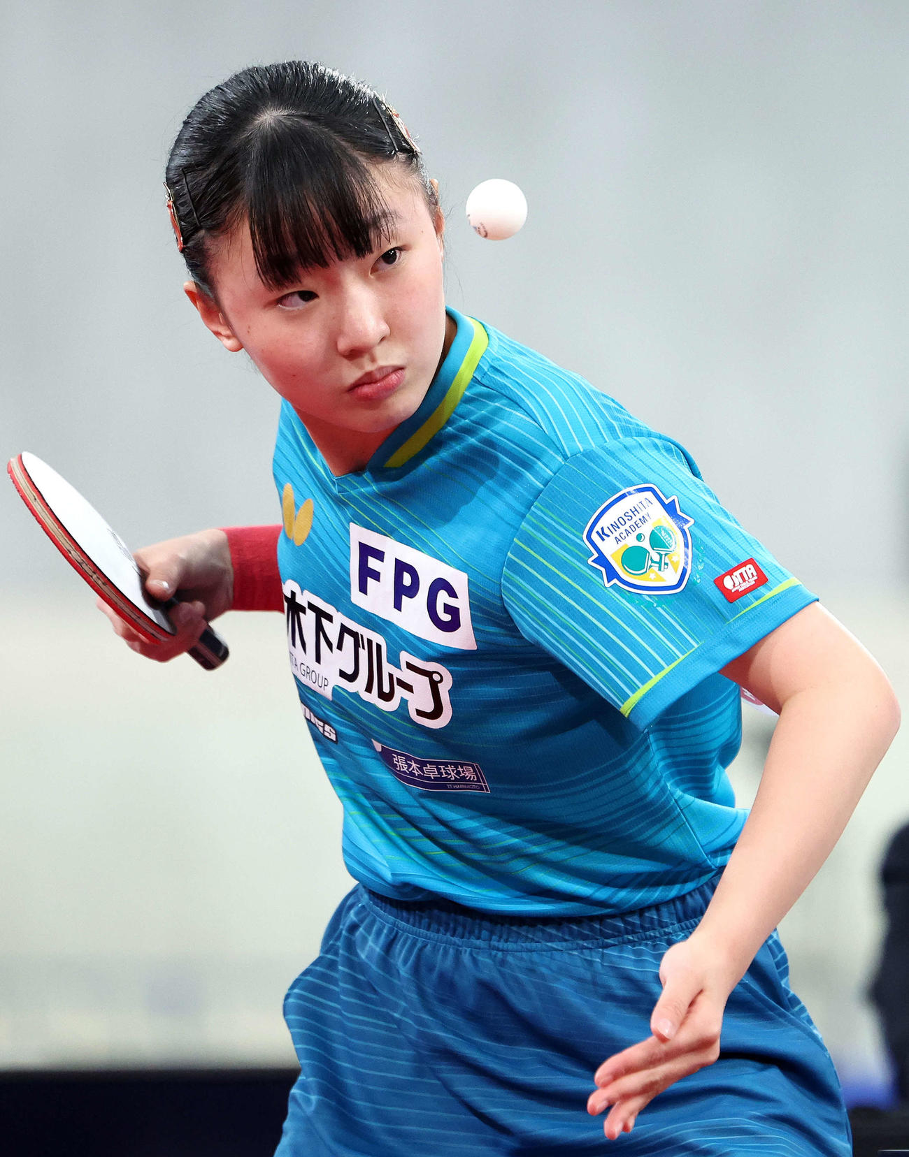 女子シングルス準々決勝、サーブを放つ張本（撮影・河田真司）