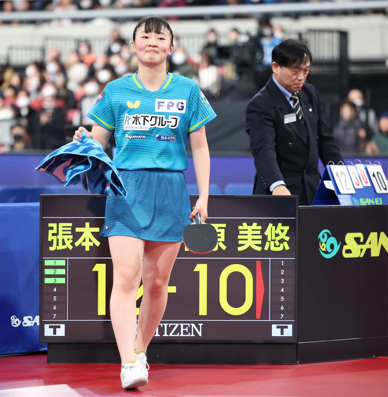 女子シングルス準々決勝、木原に勝利し笑顔を見せる張本（撮影・河田真司）