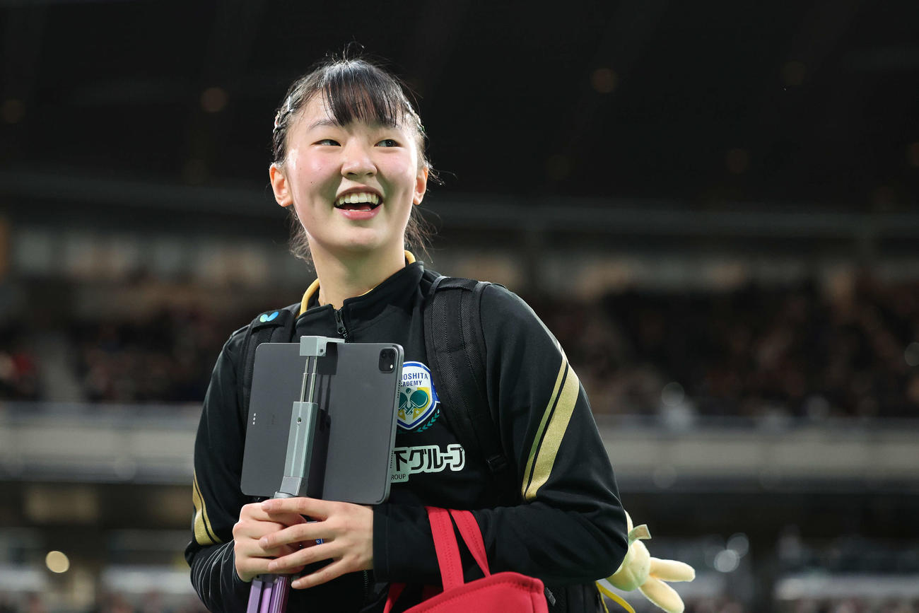 女子シングルス準々決勝を終え、笑顔で移動する張本（撮影・河田真司）
