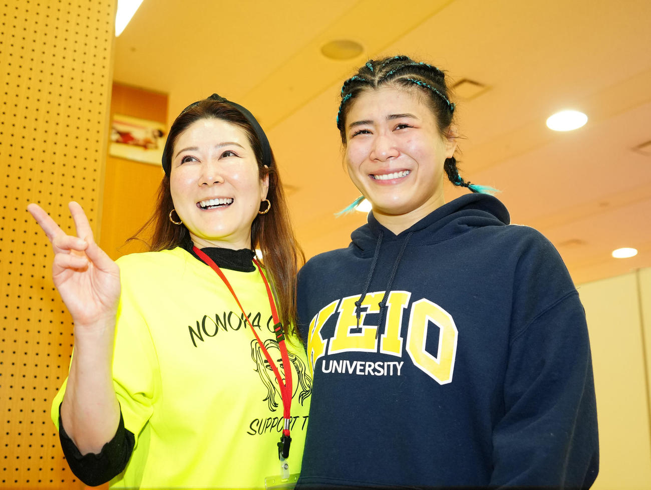 母利佳さん（左）と写真撮影する尾崎（撮影・江口和貴）