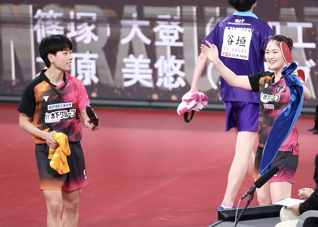 混合ダブルスで優勝を果たす篠塚（左）木原組（撮影・河田真司）