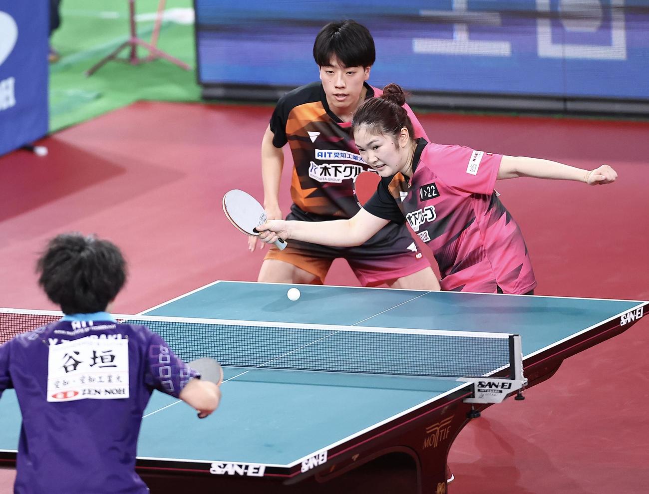 混合ダブルス決勝、サーブを放つ木原（手前）と篠塚（撮影・河田真司）