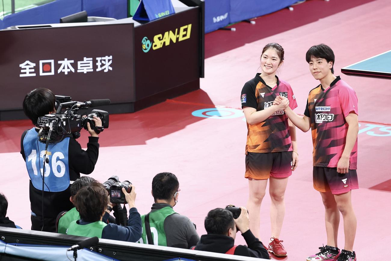 混合ダブルスで優勝を果たし、笑顔で写真に納まる木原（左）と篠塚（撮影・河田真司）