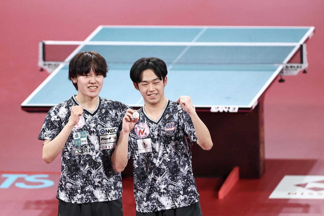 男子ダブルスで優勝を果たし、写真に納まる小林（左）伊藤組（撮影・河田真司）