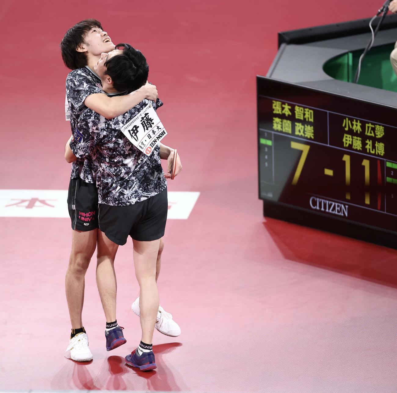 男子ダブルス決勝、張本、森薗組に勝利し、優勝を果たし歓喜する小林（左）伊藤組（撮影・河田真司）