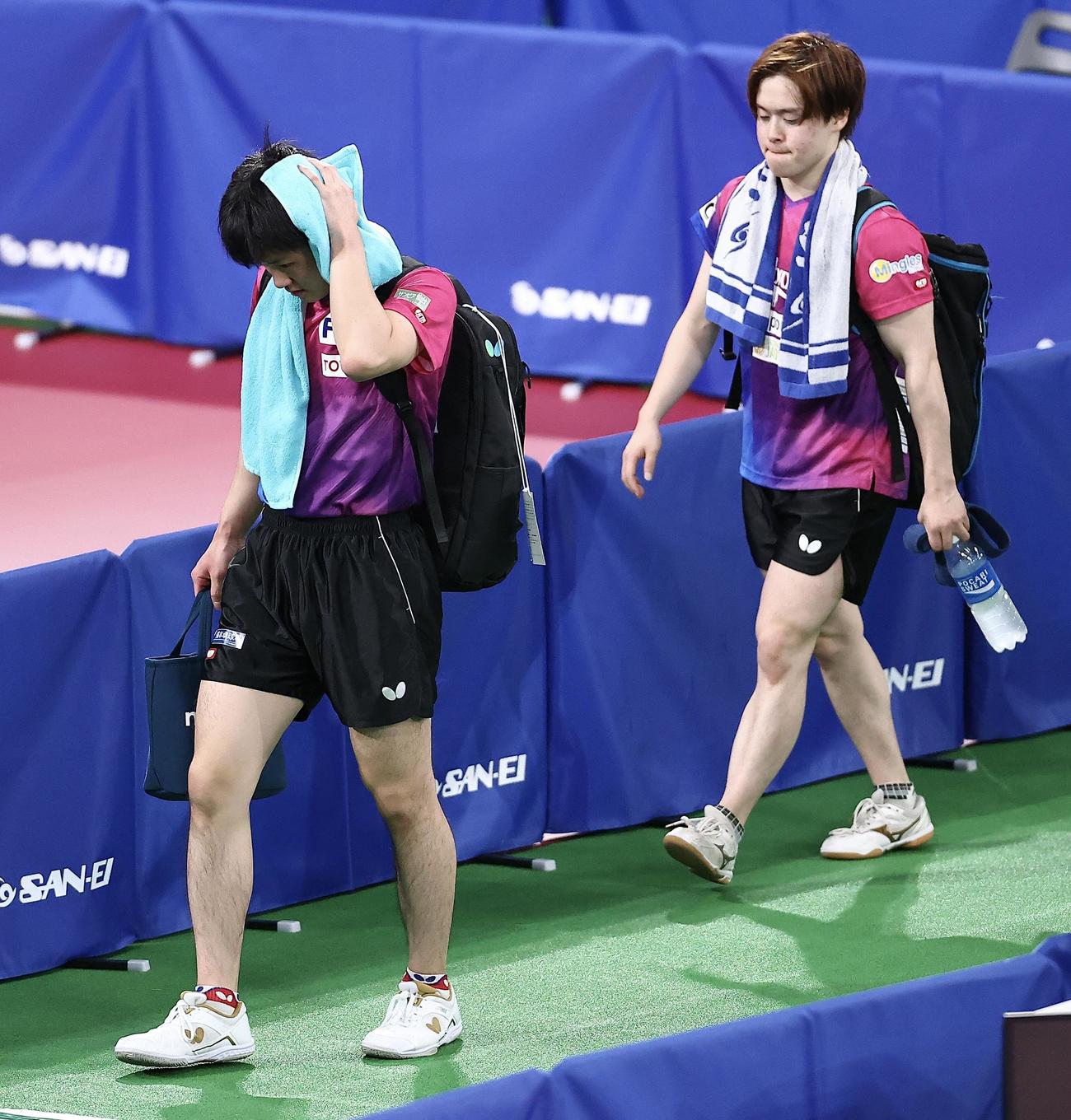 男子ダブルス決勝で、小林、伊藤組に敗れ、浮かない表情で引き揚げる張本（左）と森薗（撮影・河田真司）