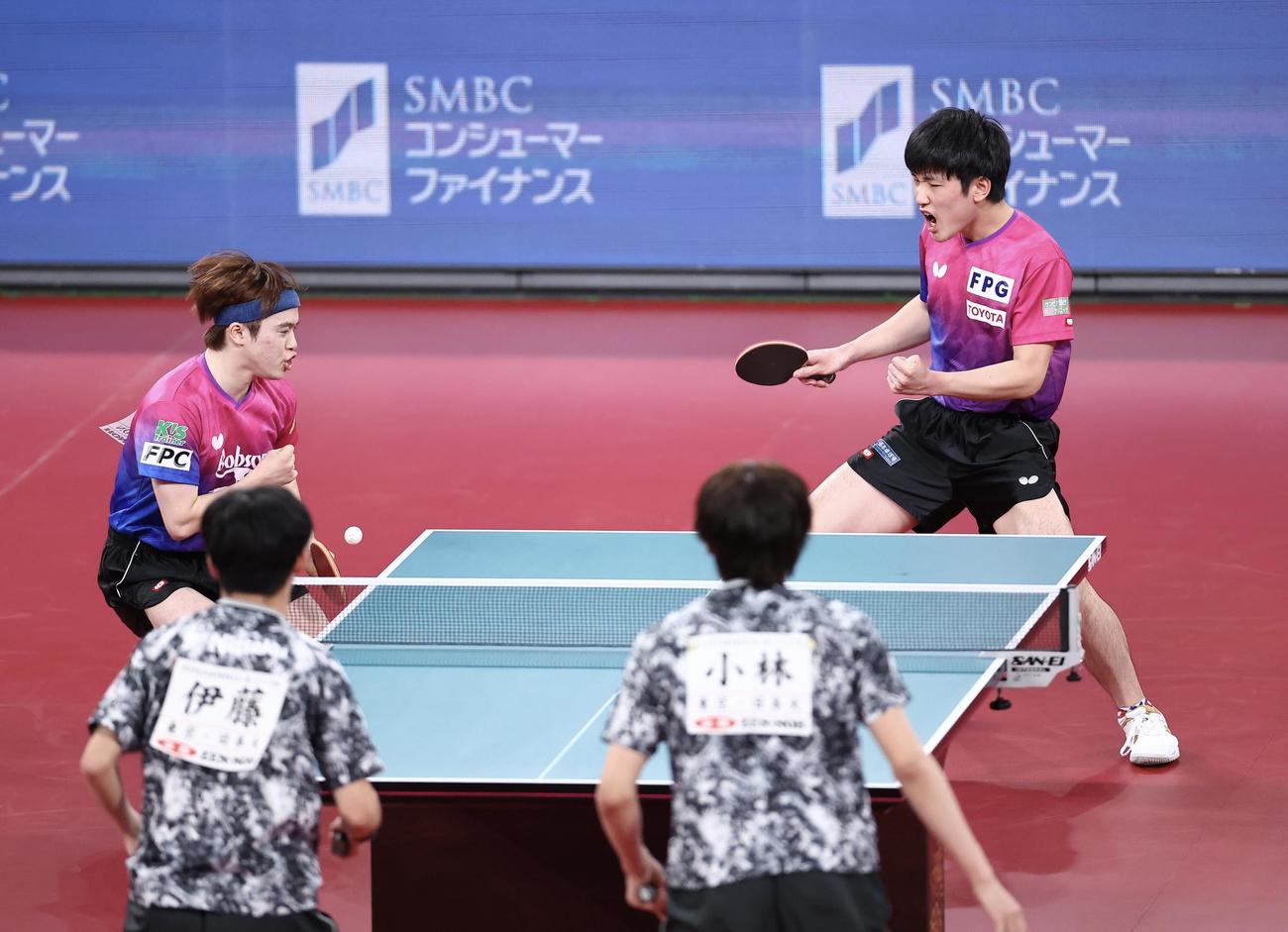 男子ダブルス決勝、ポイントし雄たけびを上げる森薗（左）と張本（撮影・河田真司）