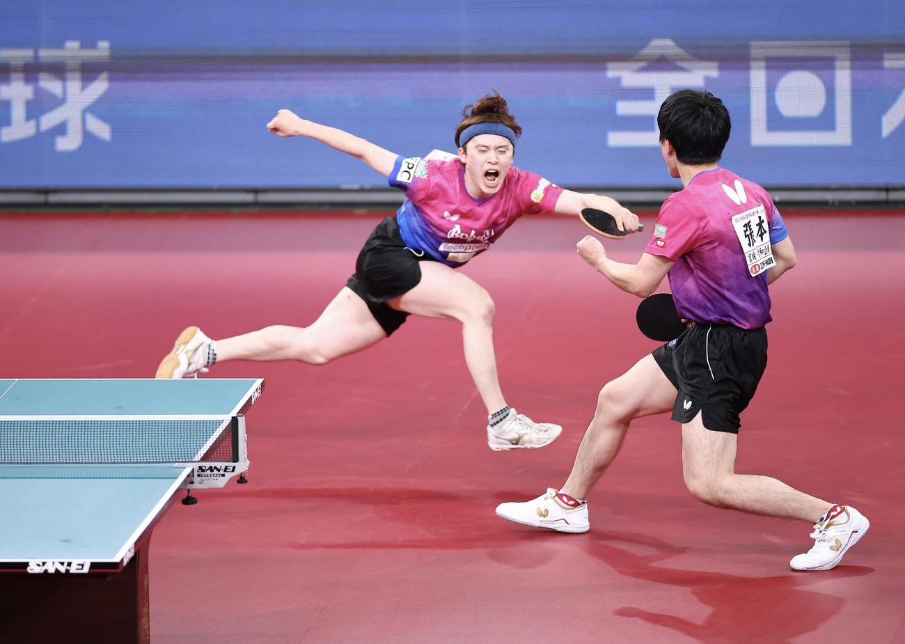 男子ダブルス決勝、ポイントする森薗（左）と張本（撮影・河田真司）