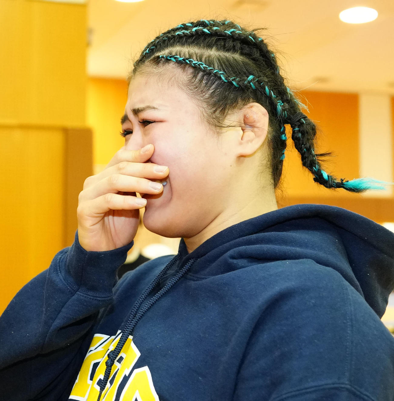 涙を流し関係者に感謝する尾崎（撮影・江口和貴）