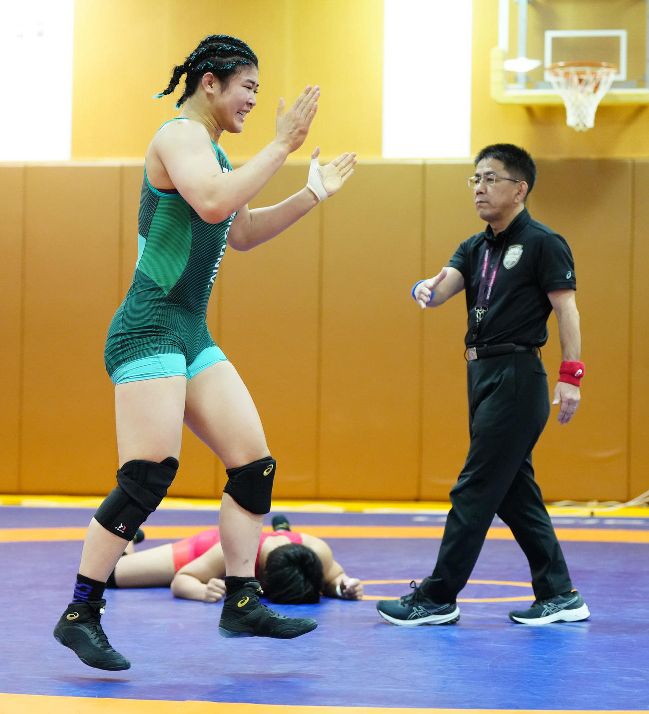石井（後方左）に勝利し歓喜する尾崎（撮影・江口和貴）