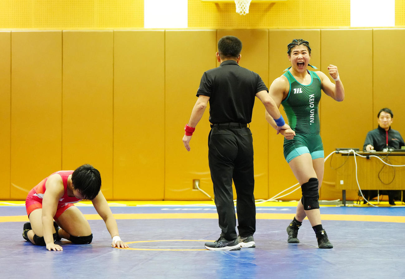 石井（左）に勝利しガッツポーズを見せる尾崎（撮影・江口和貴）