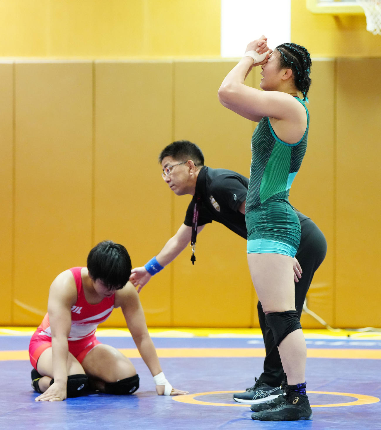 石井（左）に勝利した尾崎（撮影・江口和貴）