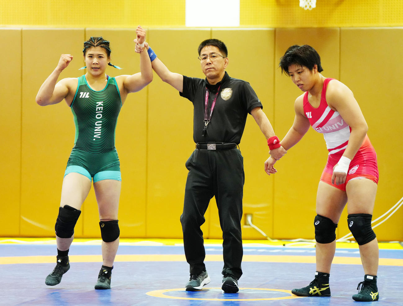 石井（右）に勝利し勝ち名乗りを受ける尾崎（撮影・江口和貴）
