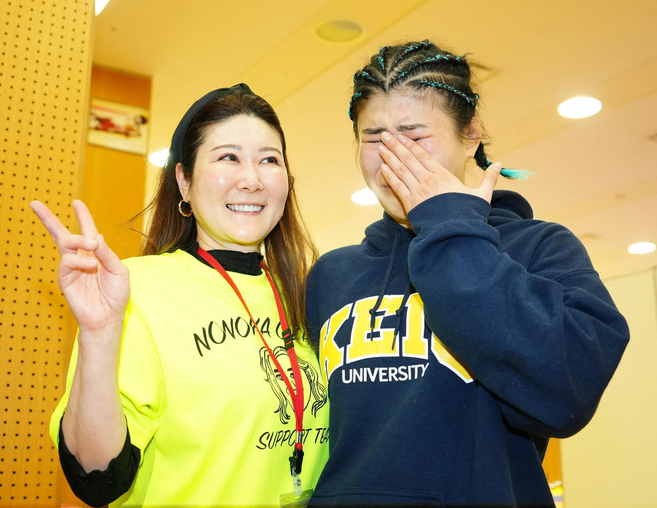 母利佳さん（左）との写真撮影で涙を流す尾崎（撮影・江口和貴）