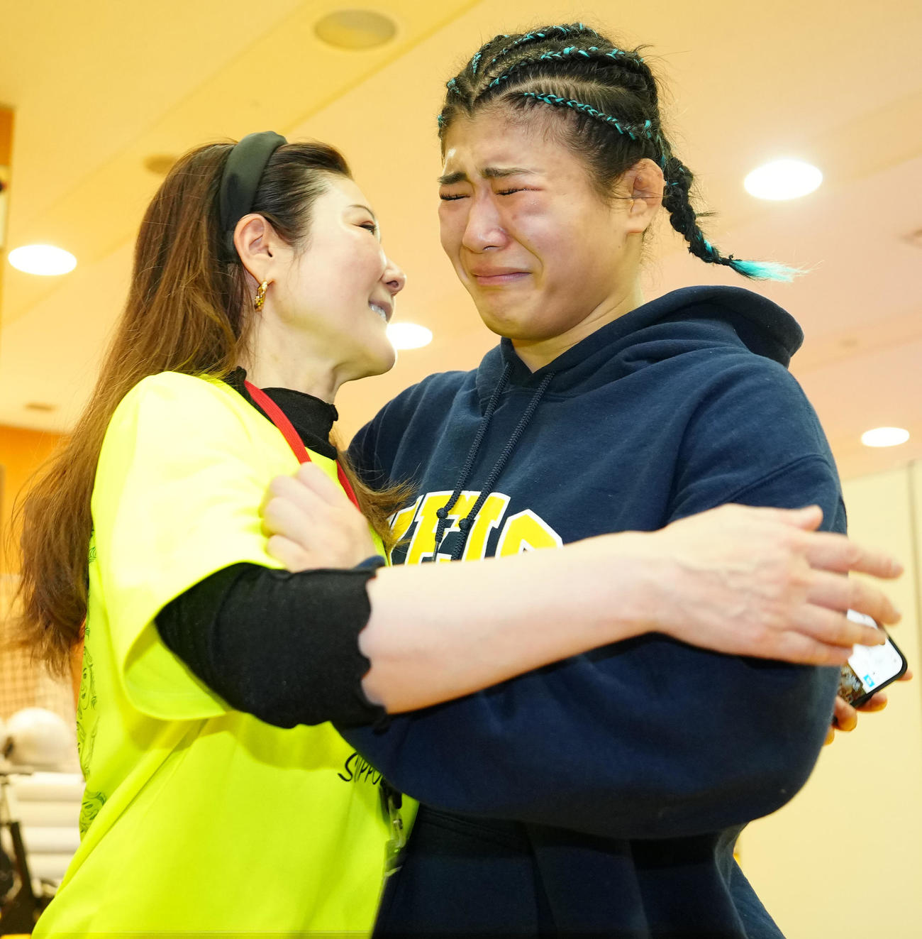 母利佳さん（左）からねぎらいの言葉をかけられ、涙する尾崎（撮影・江口和貴）