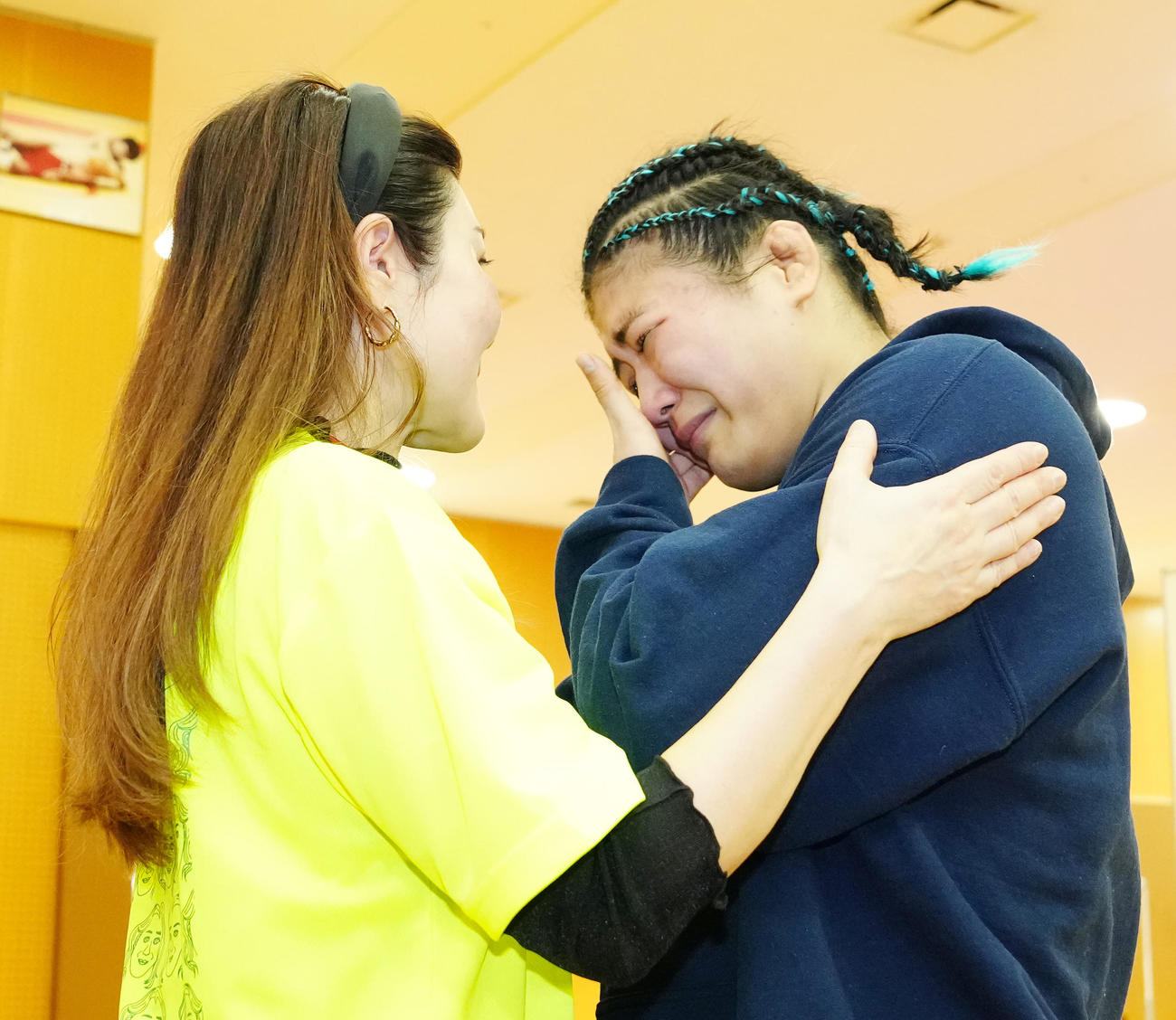 母利佳さん（左）からねぎらいの言葉をかけられ、涙する尾崎（撮影・江口和貴）